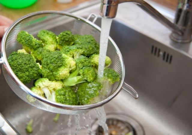 mencuci sayuran brokoli
