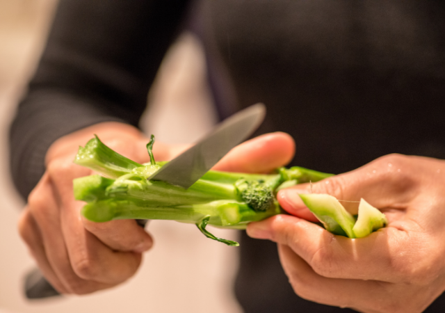 Daun brokoli mengandung karotenoid yang merupakan sumber vitamin a yang memiliki sifat sebagai pencegah penyakit